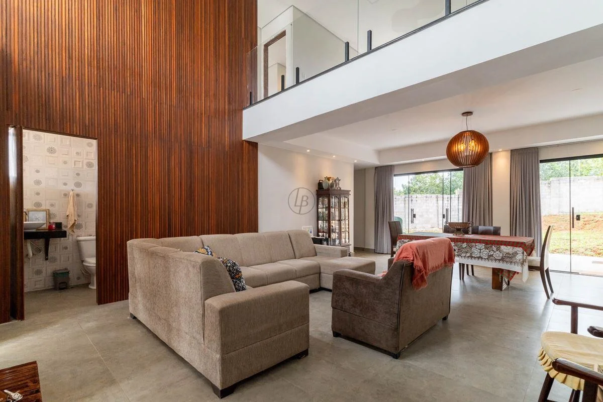 ACEITA IMÓVEL DE MENOR VALOR!!Belíssima casa localizada em um dos condomínios ma...