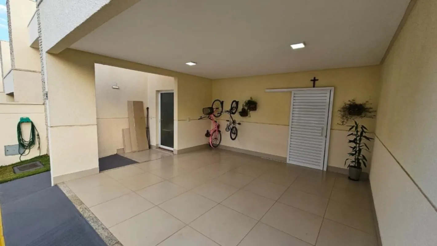 Sobrado em condomínio fechado.somente 10 casas. Aparecida de Goiânia. Bairro Car...