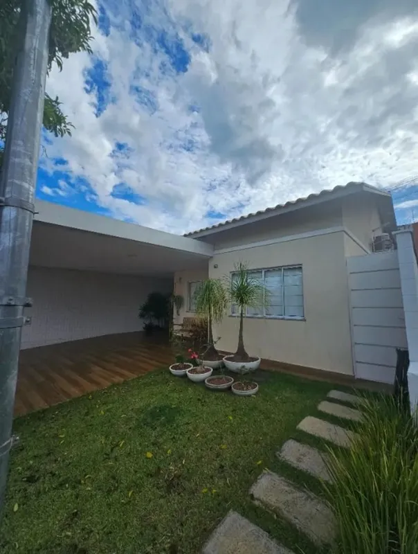 CASA TRÊS QUARTOS UMA SUITETRÊS BANHEIROS SENDO UM LAVABOGARAGEM COBERTA DOIS CA...