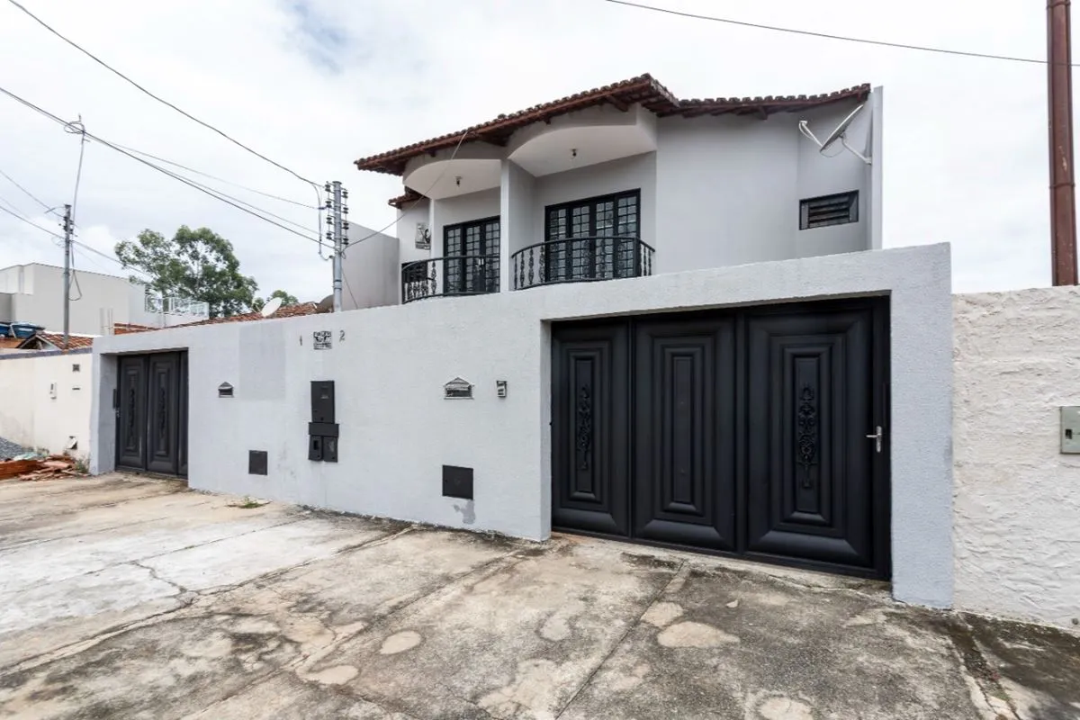 Descrição do Imóvel: Sobrado 3 Quartos, 1 Suíte, 130m² para locação, Setor Jardi...