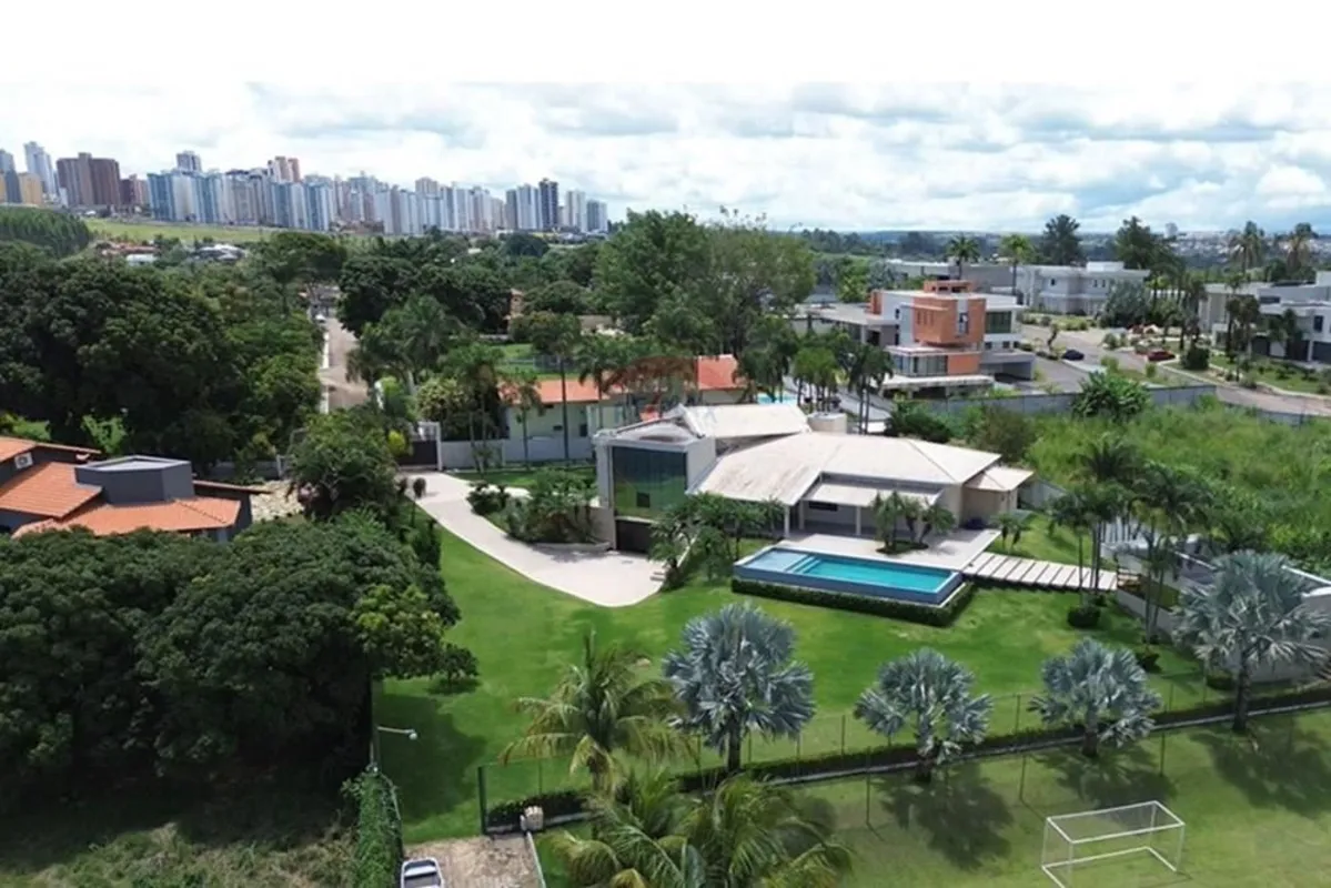 Descubra a essência do luxo e do conforto nesta magnífica Casa de Condomínio des...