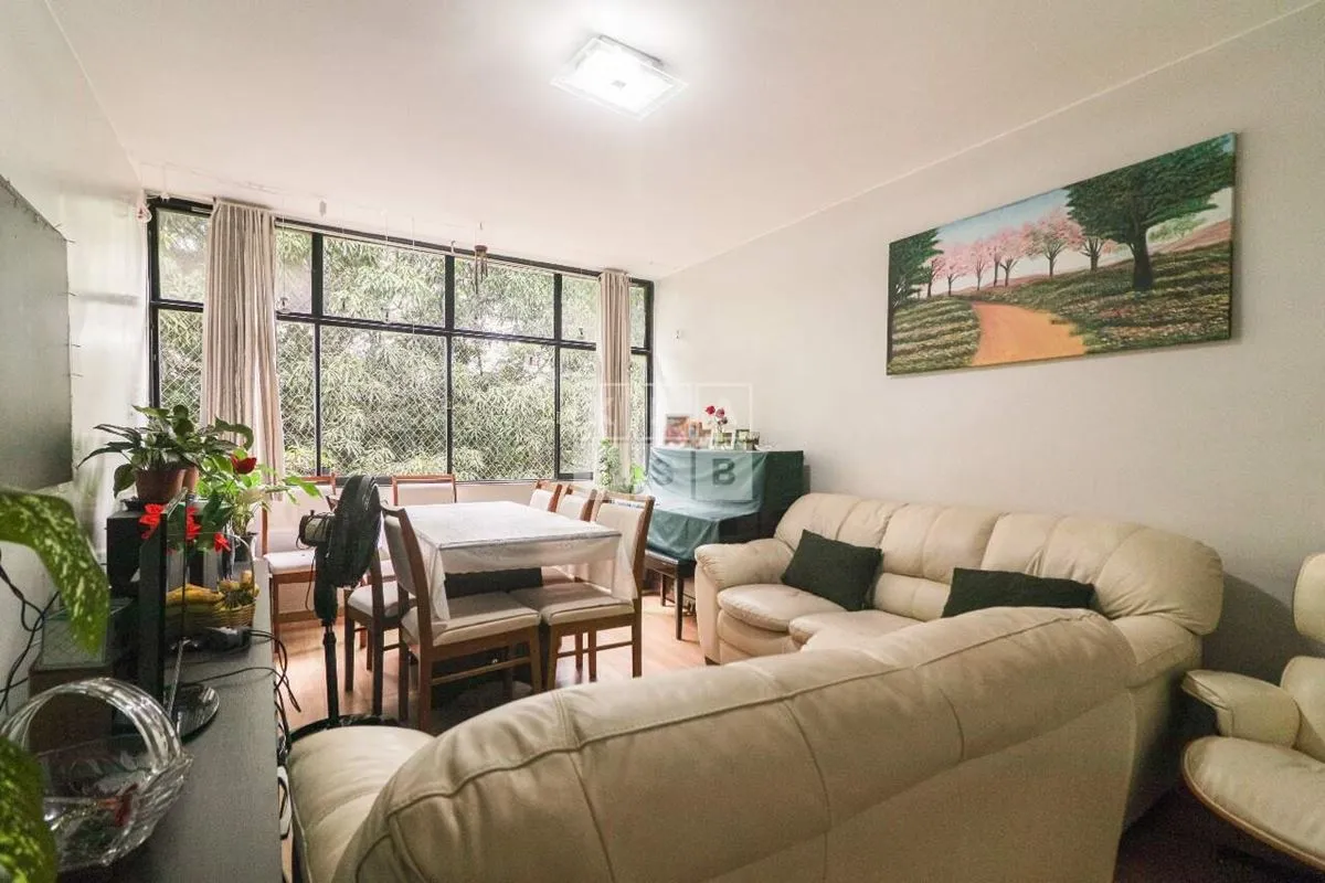 No coração de uma das quadras mais queridas da Asa Norte, este apartamento reúne...