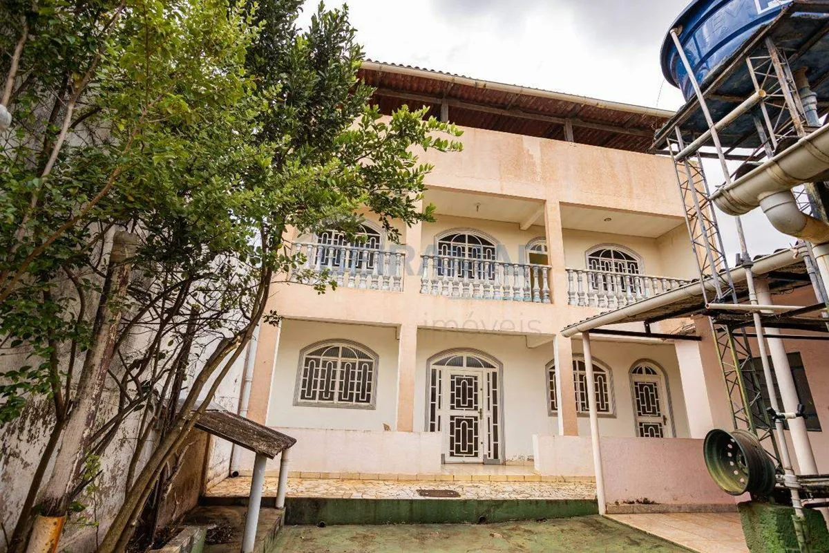 Casa com sobrado nos fundos, múltiplos quartos, lote com duas construções - Tagu...