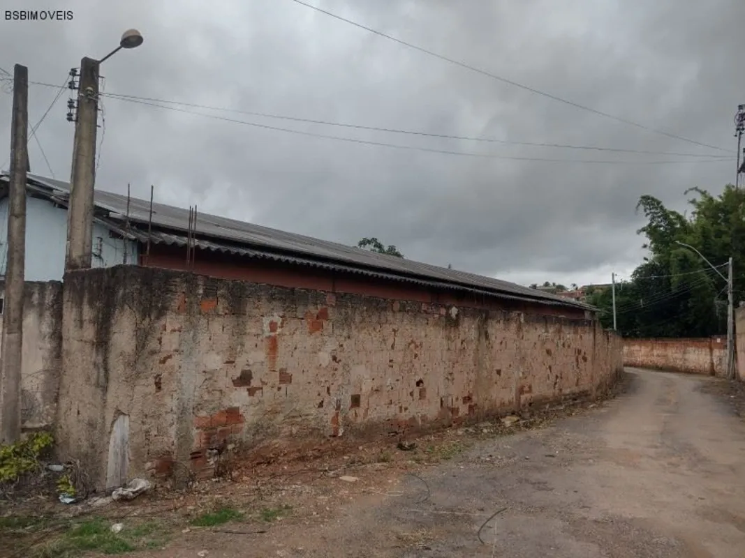 BSB Imóveis apresenta:Terreno maravilhoso , tem algumas construções ( casa de do...