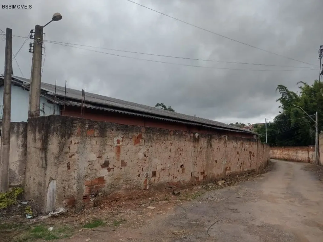BSB Imóveis apresenta:Terreno maravilhoso , tem algumas construções ( casa de do...