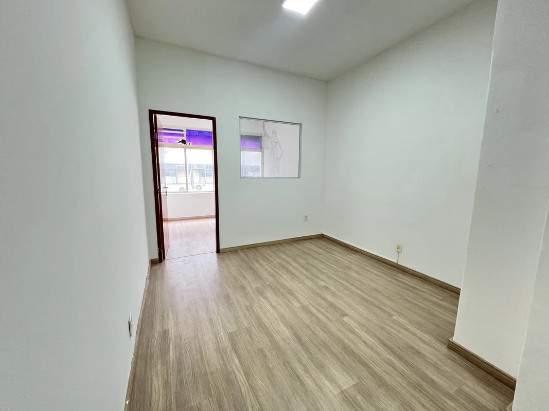 Sala reformada na melhor localização do setor comercial sul ao lado das lojas am...
