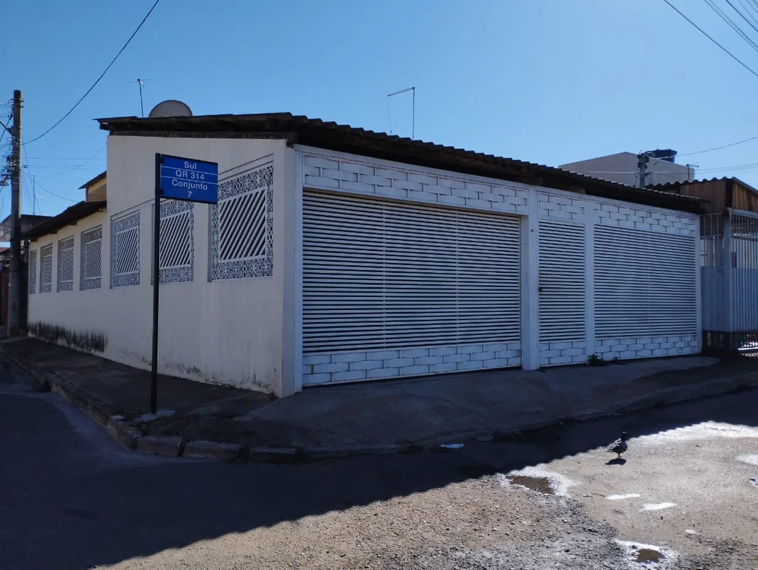 QR 314 esquina com 3 quartos sendo um suíte, sala, cozinha, banheiro social, áre...