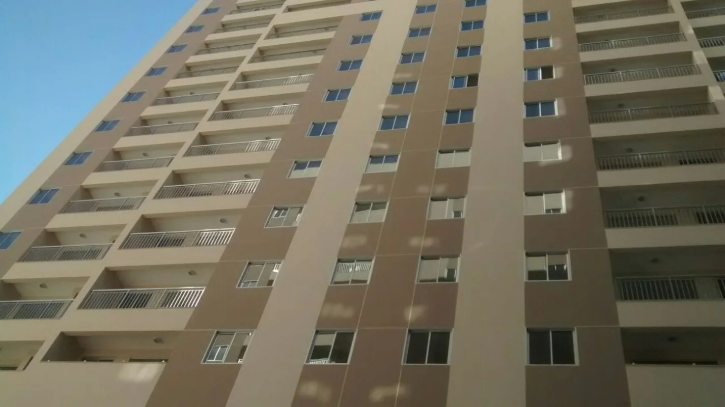 Vendo Apto com 02 quartos, sendo 01 suite.e 01 outro social.2 banheiros Sala amp...