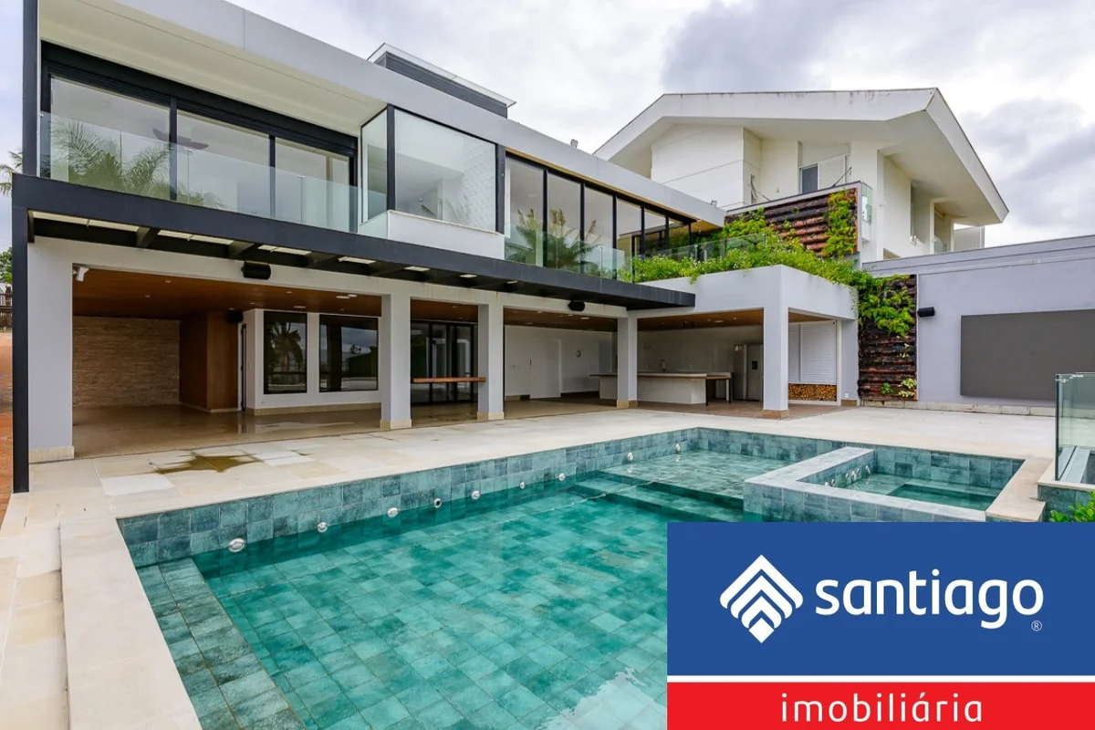 SANTIAGO IMOBILIÁRIA APRESENTA BELÍSSIMA CASA NA QL 28 LAGO SUL Situada no prest...