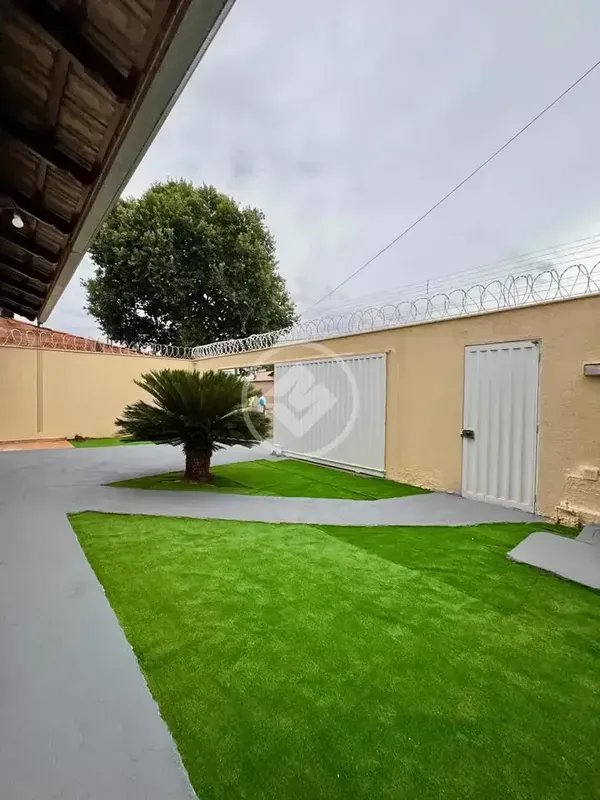 Casa toda na laje muito espaçosa e sozinha num lote de 250m²; Com uma área const...