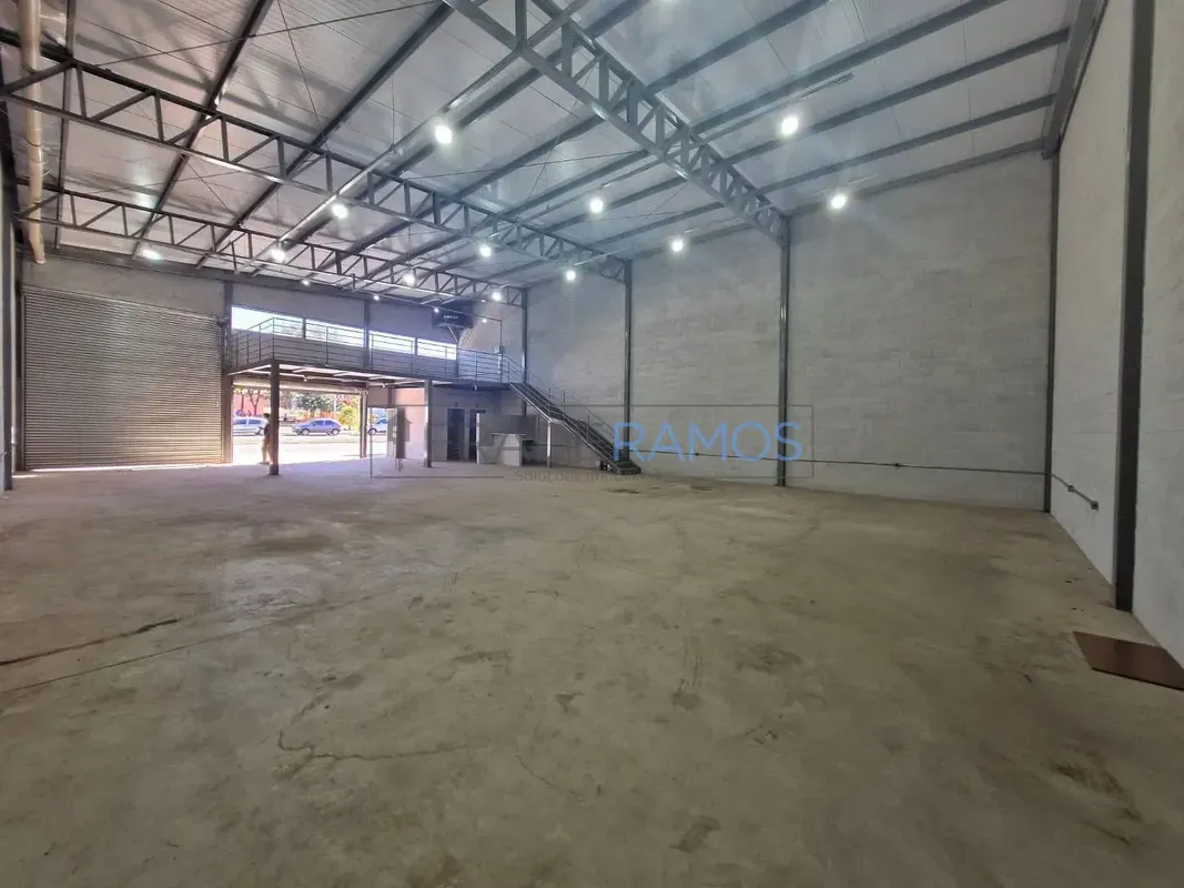 Apresentamos um galpão recém-construído em Aparecida de Goiânia, com 294m², disp...