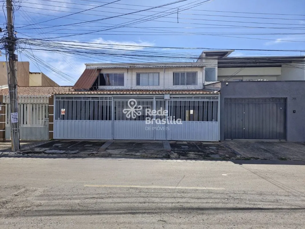 Vendo casa de 100 m² em Taguatinga Norte. O imóvel está estruturado em dois pavi...