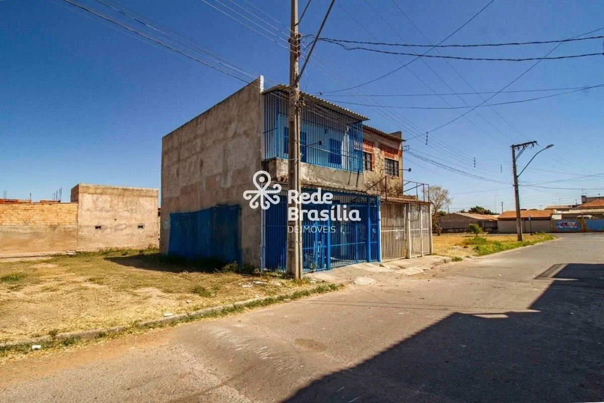 Quadra 406 - Casa de 100m² sendo 1 quarto com varanda - Recanto das Emas Caracte...