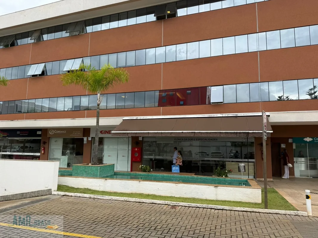 Excelente loja no Centro Clínico VITRIUM. - Clinica toda mobiliada, com dois con...