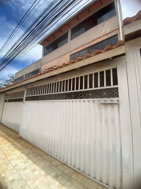 VENDE-SE UM SOBRADO NA QR 210 DE SAMAMBAIA! Possui: Térreo:1 quartoSalaCozinhaÁr...