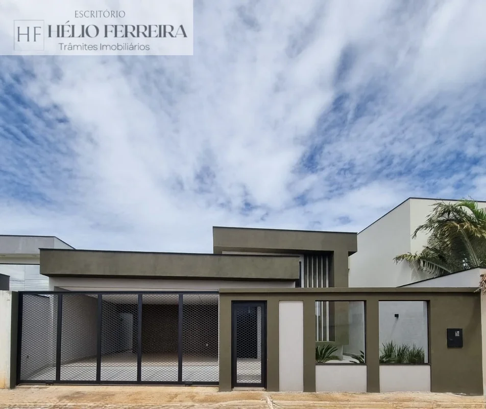 Situada na Avenida Rodobelo, em um condomínio consolidado com um lote de 400m², ...