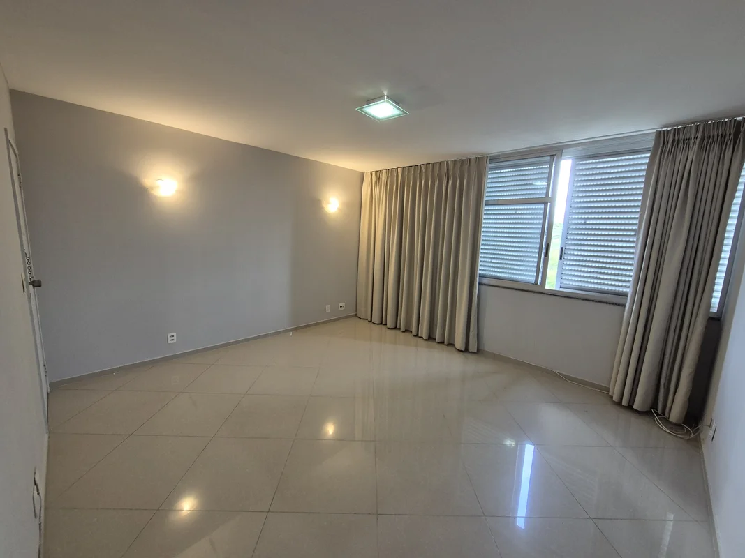 Descubra um apartamento de alto padrão na excelente localização da SQS 205 Bloco...