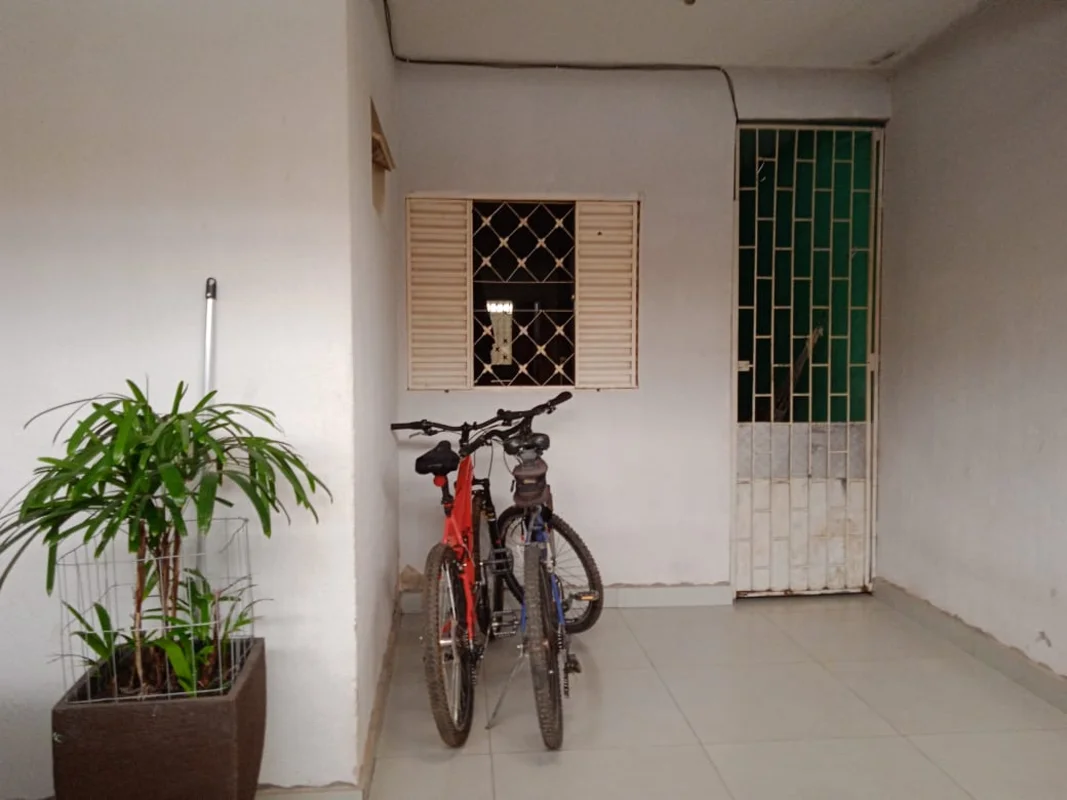 VENDE-SE UM LOTE COM DUAS CASAS NA QR 833 SAMAMBAIA NORTECasa da frente composta...