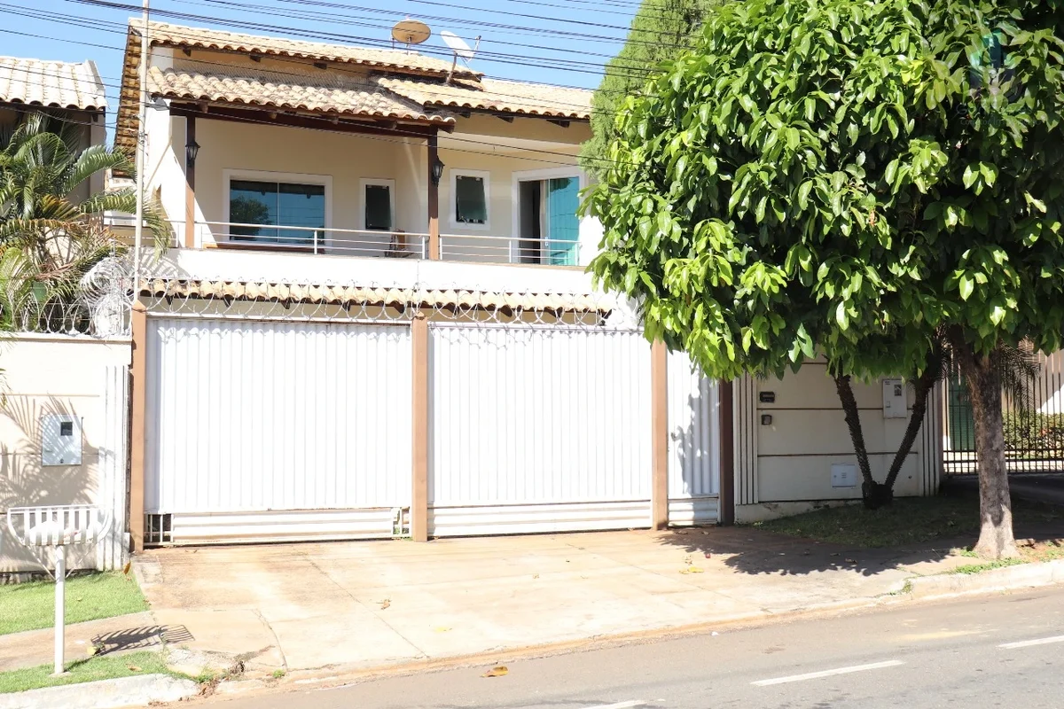 SOBRADO COM 4 QUARTOS4 SUITES NO PARQUE ANHANGUERA Perto das Av.T 63 E T 9Pavime...