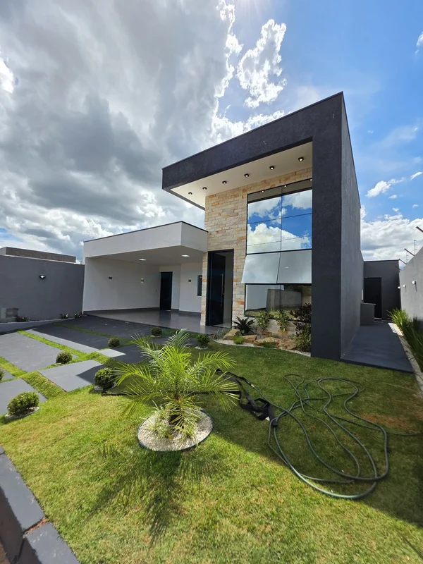 CASA À VENDA NA PONTE ALTA NORTEUma casa moderna, com pé-direito alto e ambiente...