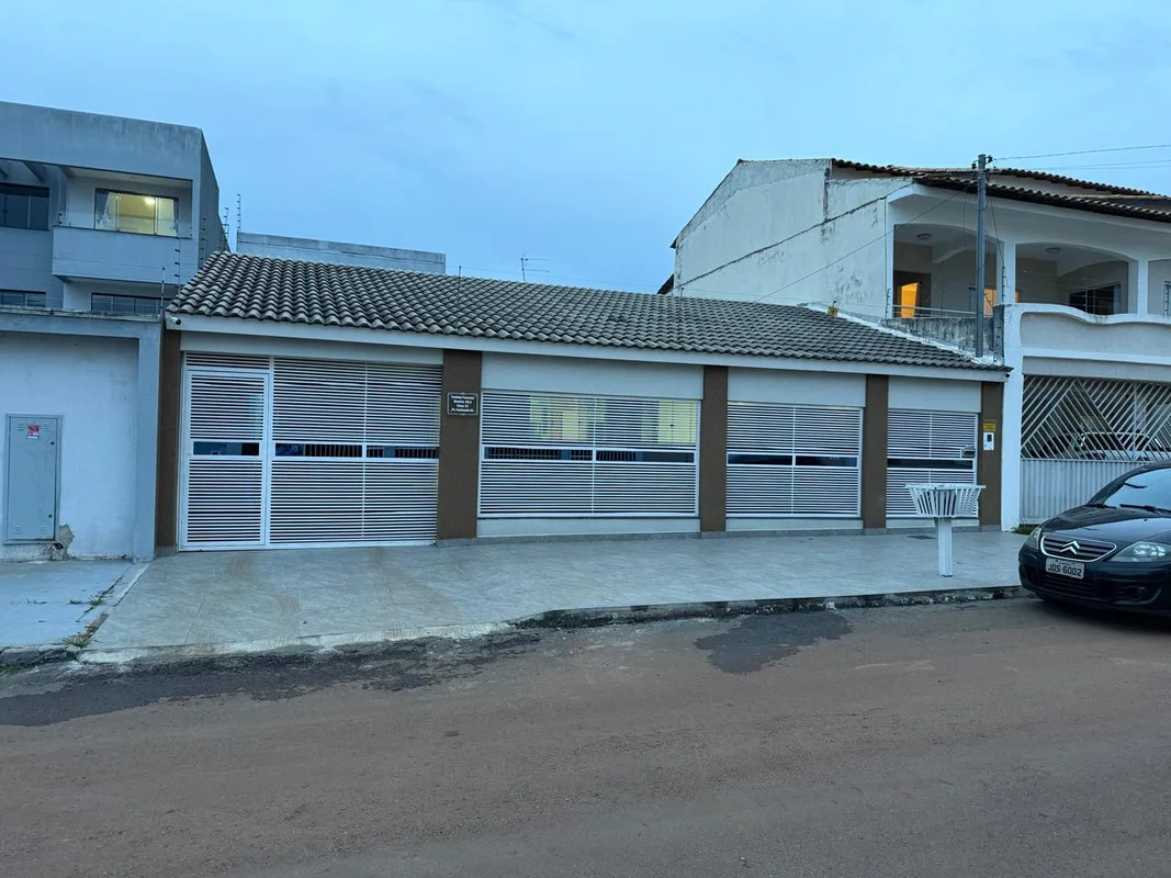 Linda casa no Valparaíso I, Bem próximo ao Fórum, atrás do Shopping Sul, ao lado...