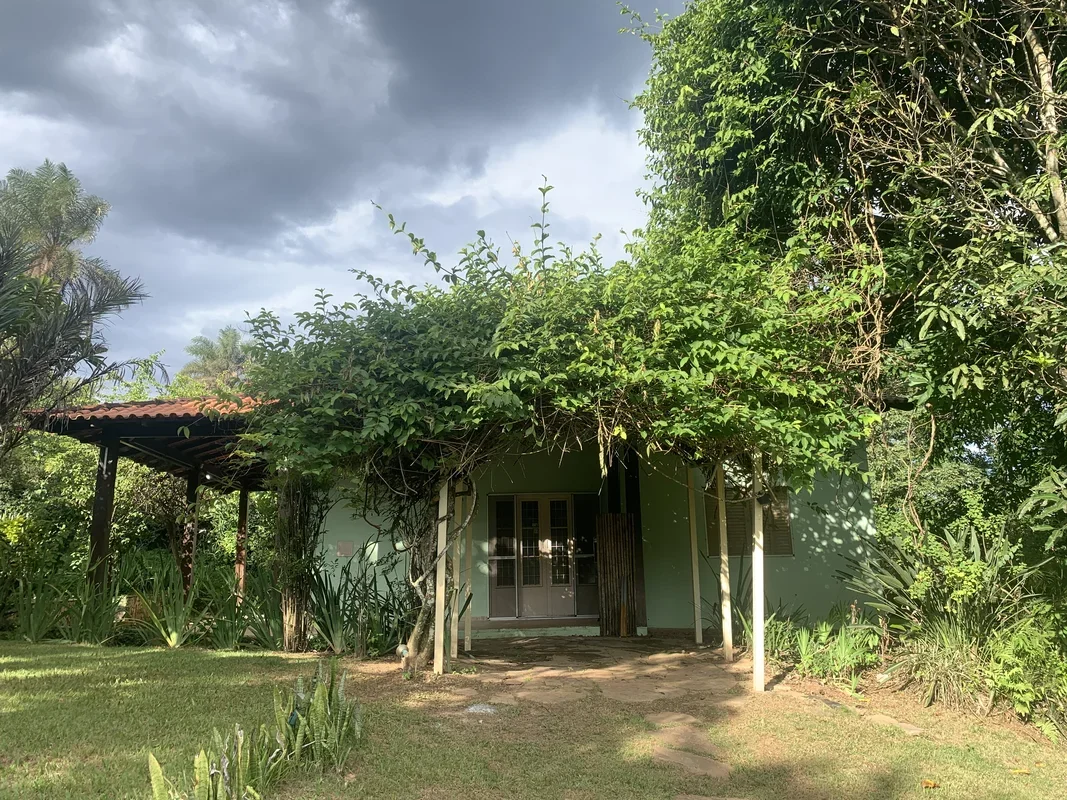 Descubra uma charmosa casa de 2 dormitórios, sendo 1 suíte, no Condomínio Verde,...