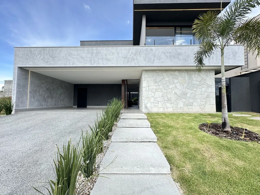 Sobrado com 349m² de terreno e 282m² de área construída no Jardins Capri4 suítes...