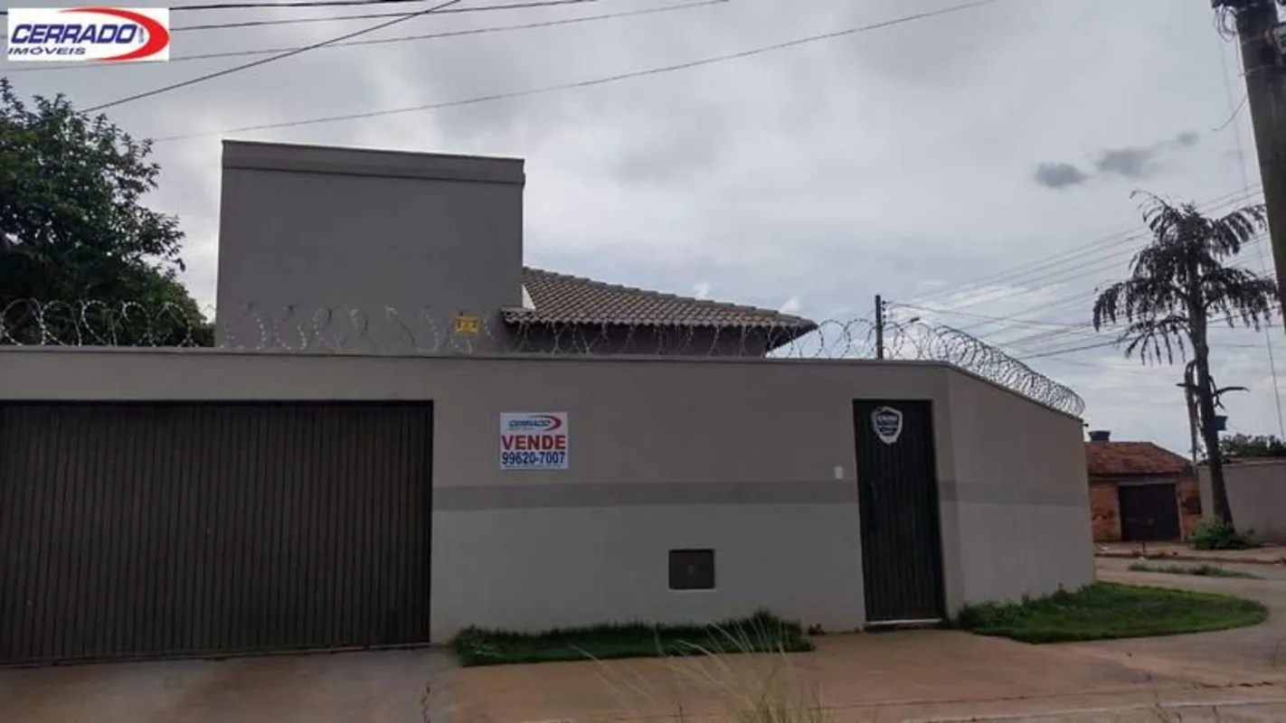 Casa térrea com 3 quartos sendo 1 suíte, cozinha planejada, forno, fogão, coifa,...