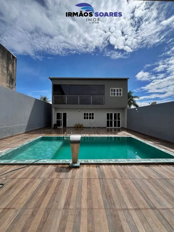 Casa em condomínio distribuída em hall de entrada com pé direito, projeto de ilu...