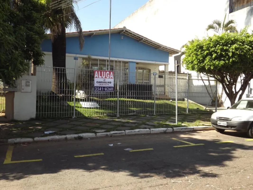 Casa comercial ou residencial com recepção com estante embutida e sala de visita...