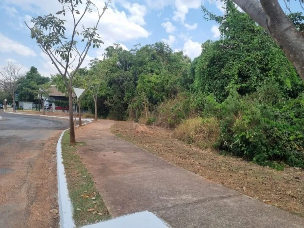 Terreno residencial para Venda em Condomínio de alto padrão e em uma das regiões...