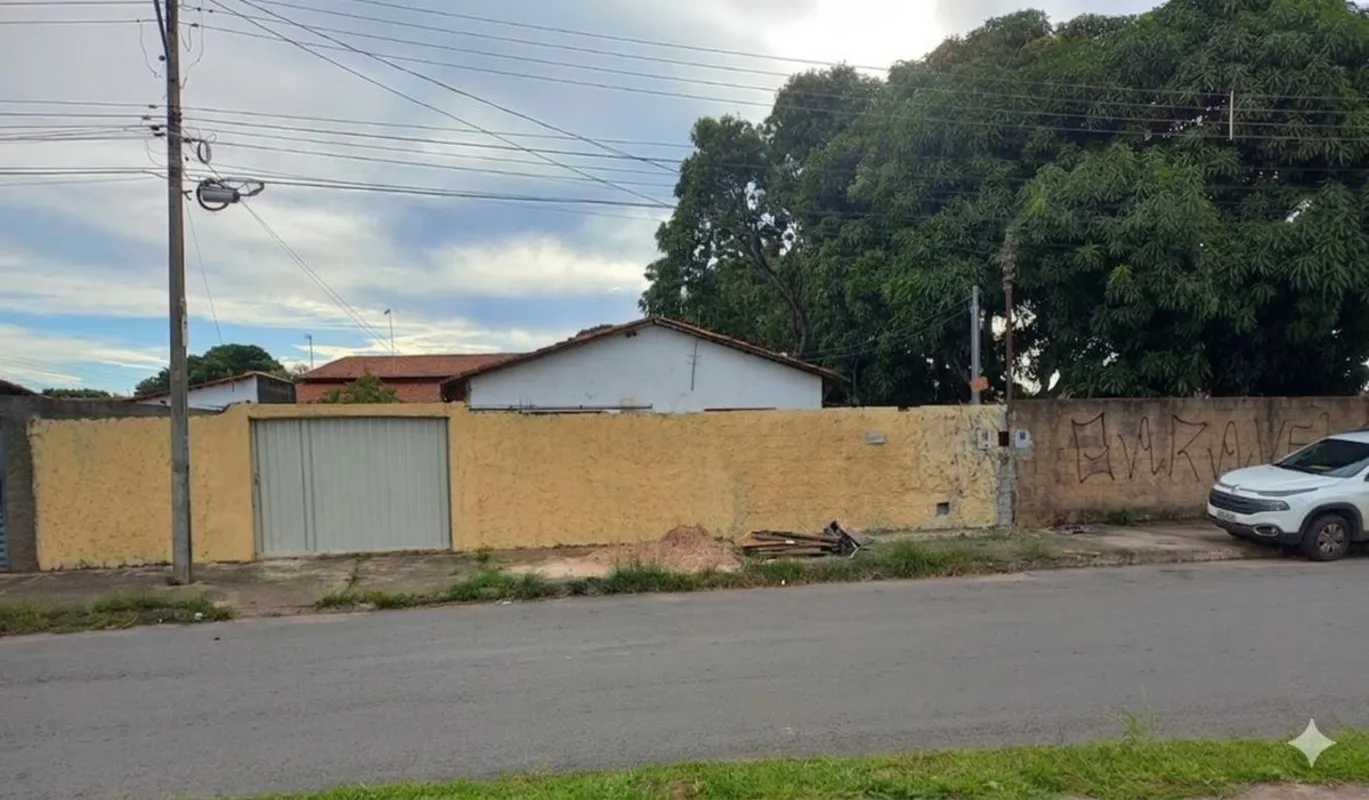 Imóvel com localização privilegiada e terreno espaçoso que permite ampliação com...