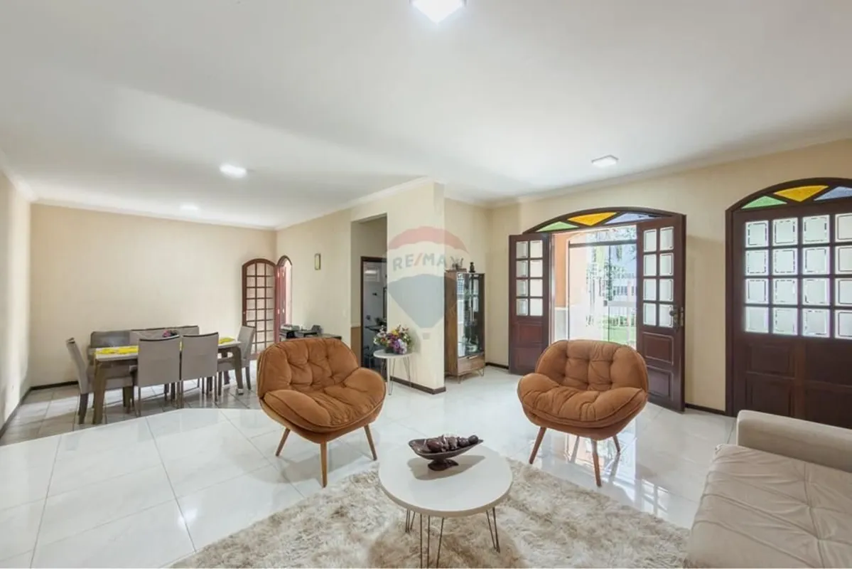 Mansão Estilo Colonial na Quadra 6: Espaço, Requinte e Qualidade de Vida. Espaço...