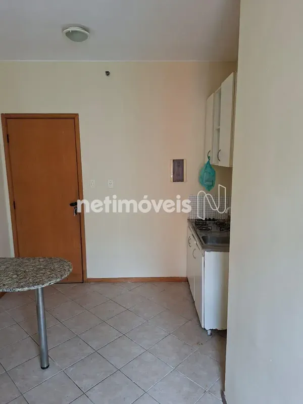 Apartamento de 1 quarto com armário, sala, banheiro e cozinha com armários plane...