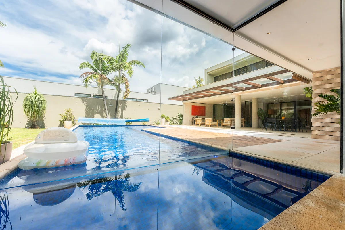 Com 600m² de área construída em terreno de 845m², assinado pela MAAI Arquitetura...