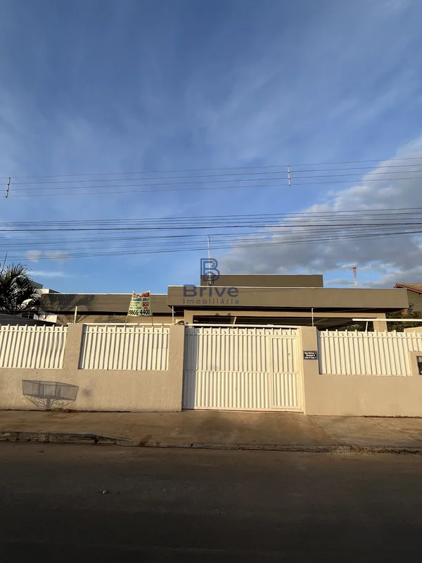 Excelente oportunidade de adquirir uma casa moderna, ampla e muito bem distribuí...