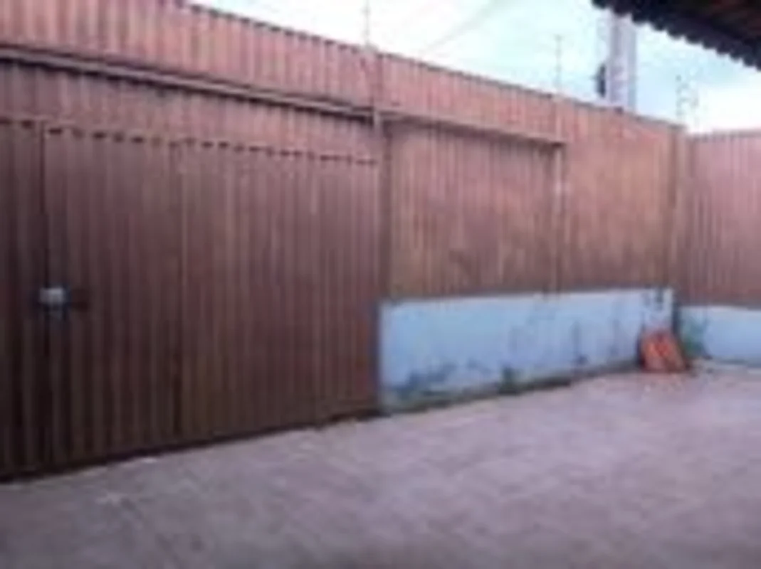 O imóvel está localizado no bairro Recanto das Emas tem 90 metros quadrados com ...