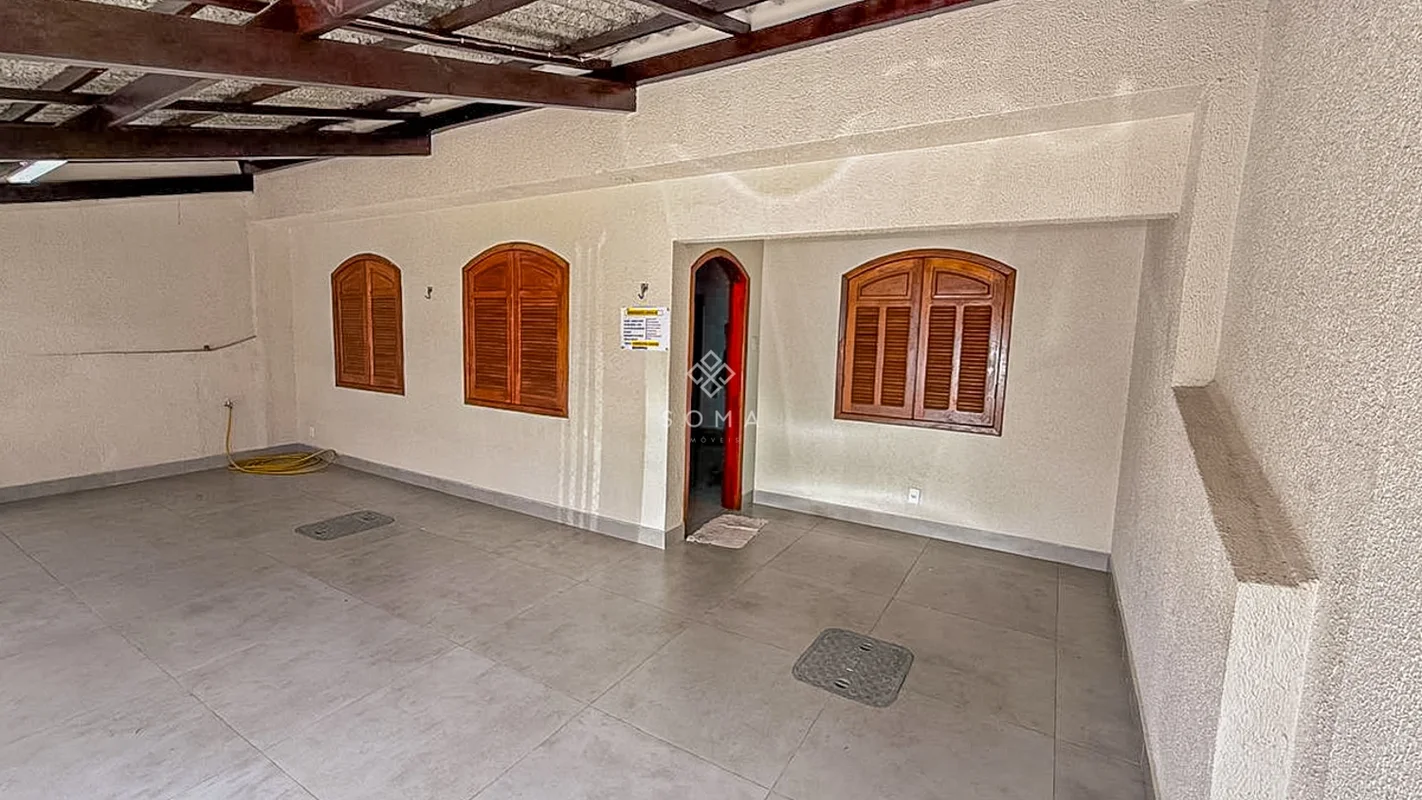 ESPECIFICAÇÕES DA CASA:- 02 Salas amplas- Cozinha com bancada e armários planeja...
