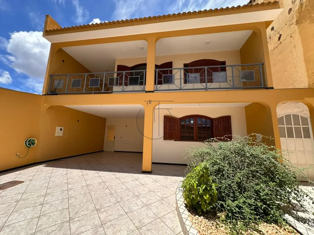 Sobrado impecável na QE 32 Conjunto N, Guará II-DF. Com espaço amplo de 348m² e ...