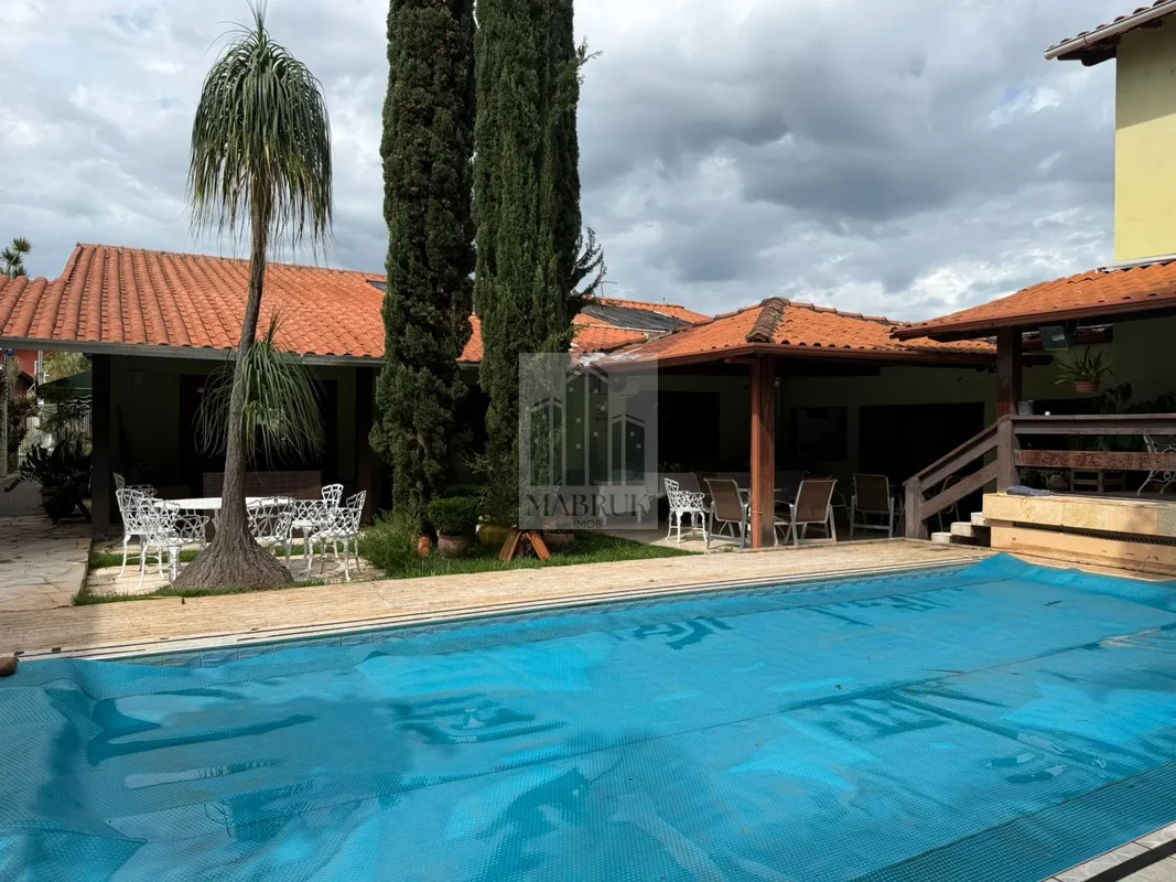 FAÇO PARCERIA 50/50ACEITA PERMUTACasa Térrea na QI 29 com 5 qtos sendo 3 suítes!...