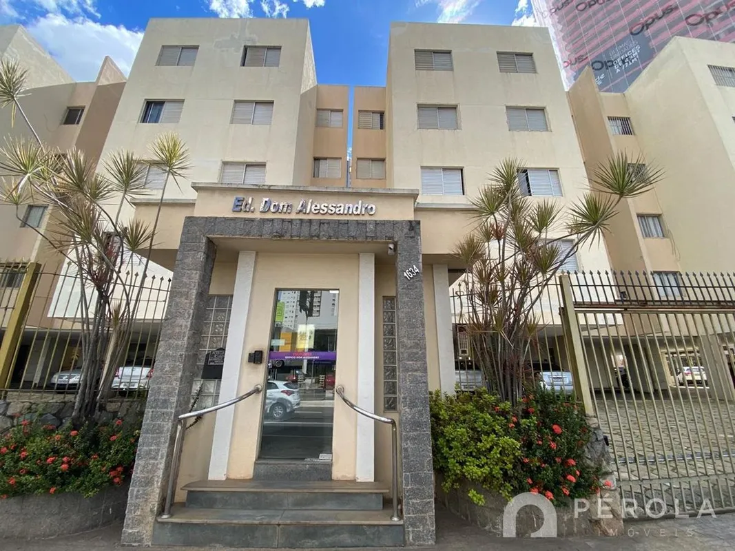 Apartamento com três quartos sendo uma suíte, lavabo, sala para dois ambientes, ...