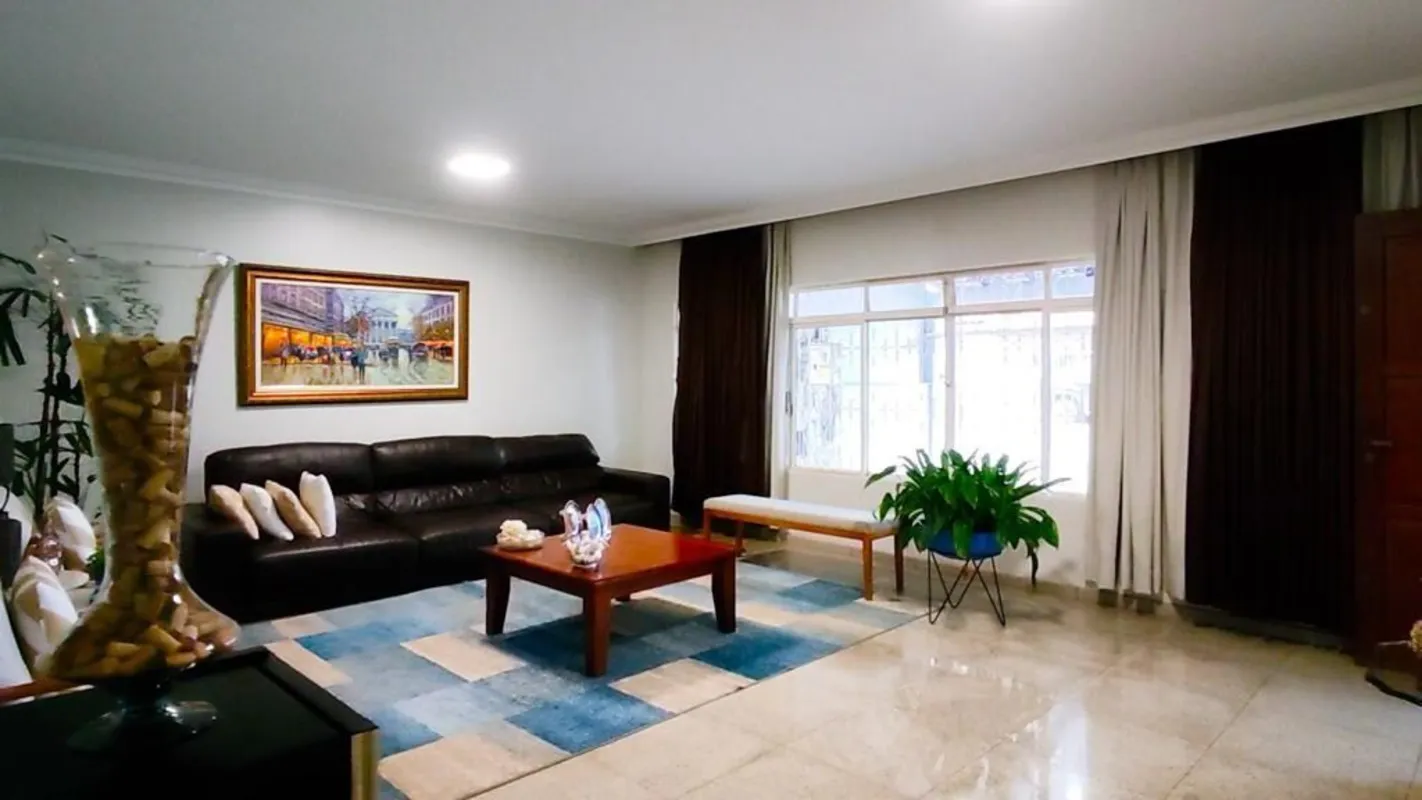Casa com 04 quartos, sendo 02 suítes, uma totalmente reformada, armários planeja...