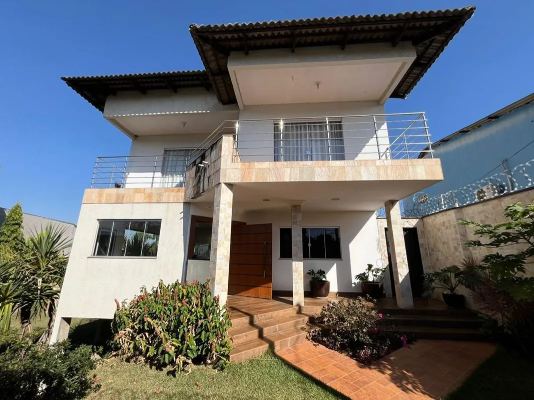 Sobrado de altíssimo padrão na Vila Santa Rita em Goiânia.- Área construída: 739...