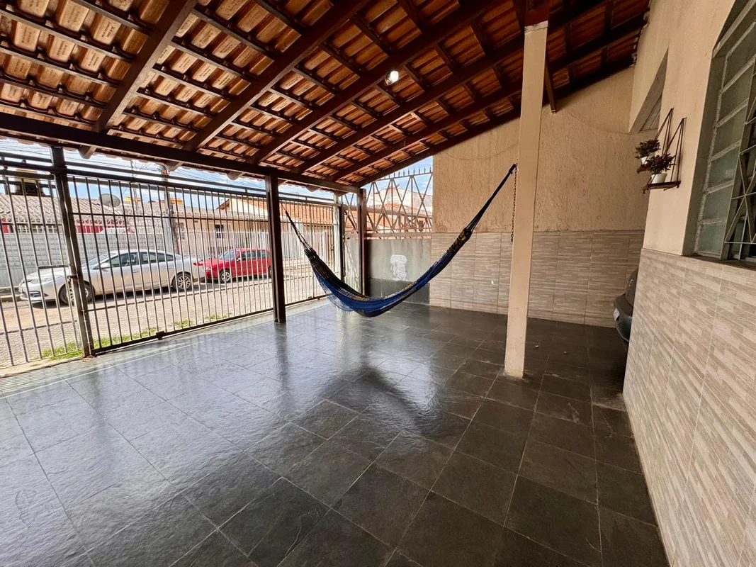 Ótima casa térrea na QE 21 (a queridinha do Guara II) com 220,90 m2 construída e...