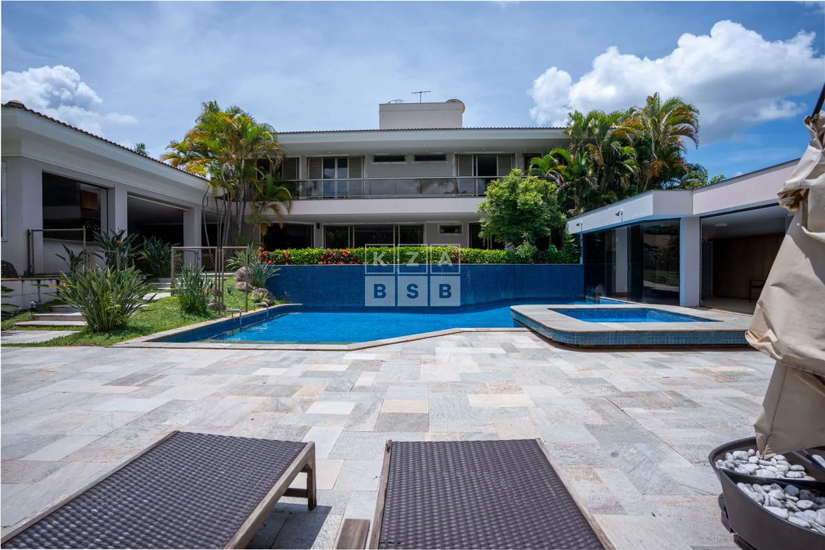 Casa de esquina na QL 16 do Lago Sul, perfeita para moradia ou escritório. Com 1...