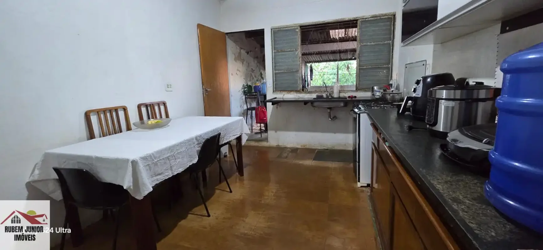 Localizada no Condomínio Estancia Jardim Botânico, Com uma área útil de 380m² e ...