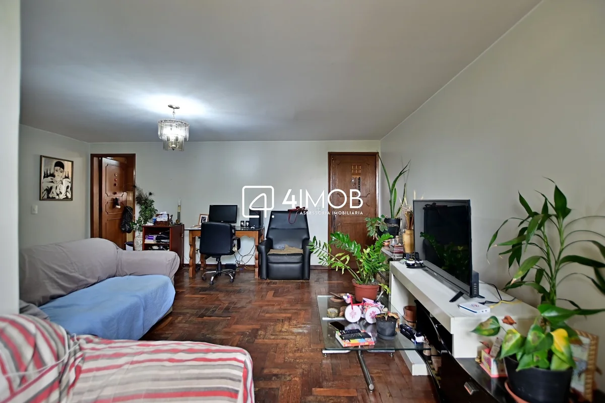 Apartamento para reforma com excelente potencial. Com 104m² muito bem distribuíd...