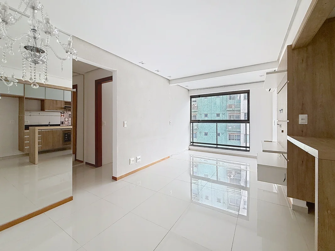 Apartamento de 1 Quarto Reformado | 43m² | Varanda Integrada | Vaga CobertaApart...