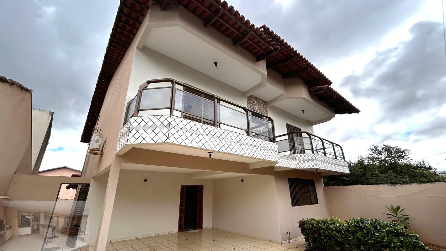 Este sobrado, foi muito bem planejado e al;em de uma excelente residencia, pode ...