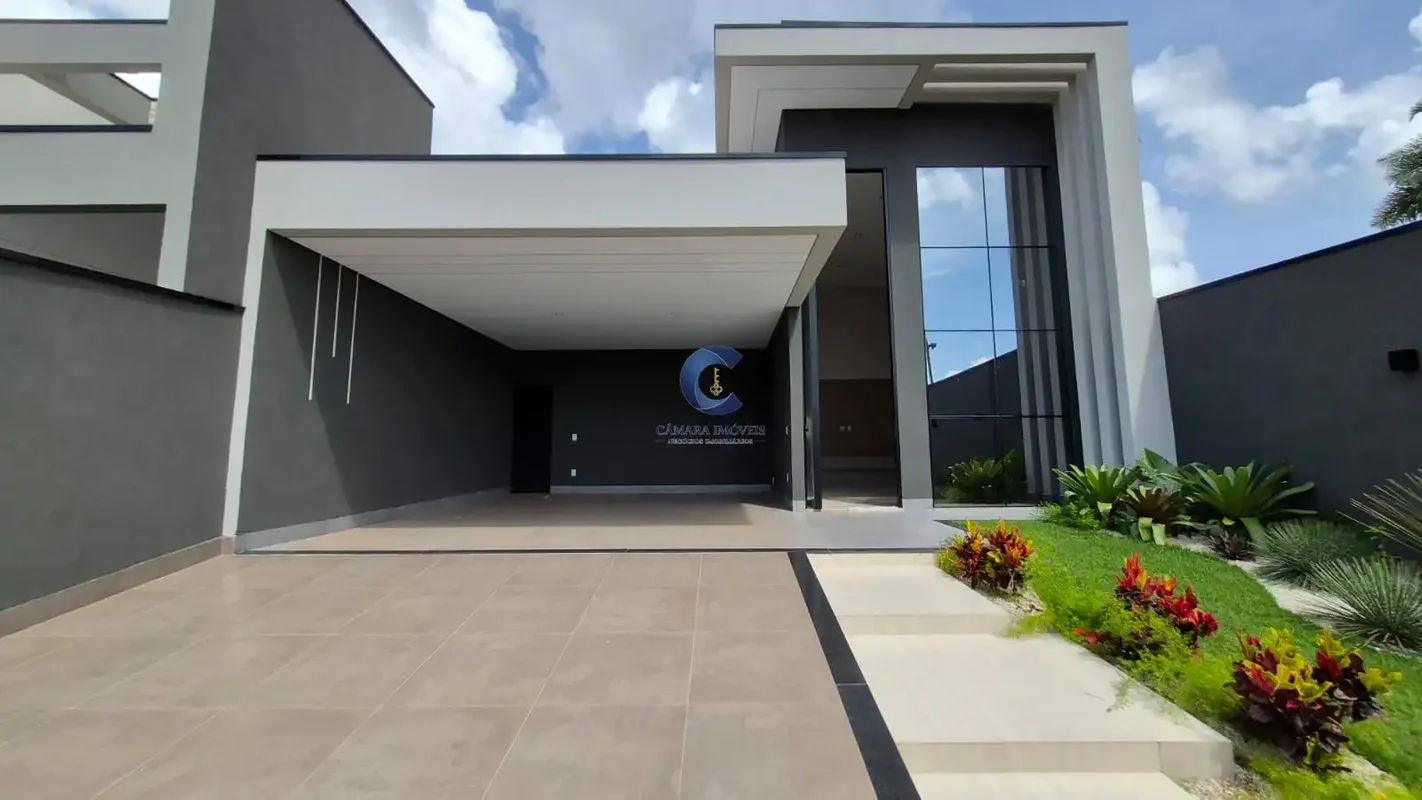 Imagine morar na charmosa Rua 12, no coração de Vicente Pires, DF, em uma casa m...